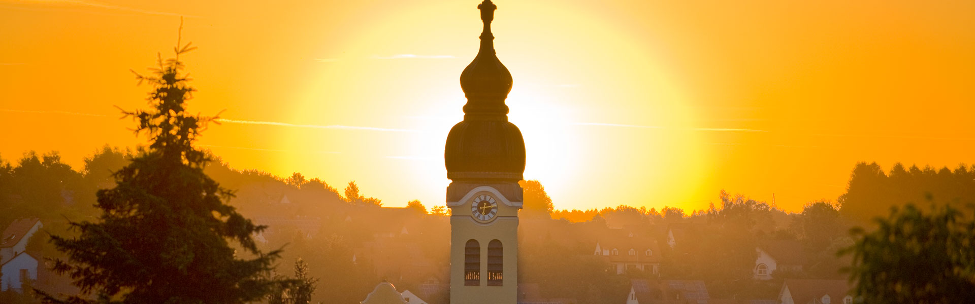 Slider Kirche Abendrot mit einem Baum