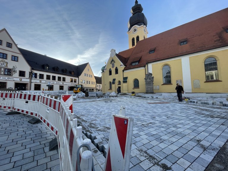 Grossansicht in neuem Fenster: Neugestaltung Marktplatz Bauabschnitt II 2022 Pflasterarbeiten-4 12.04.22