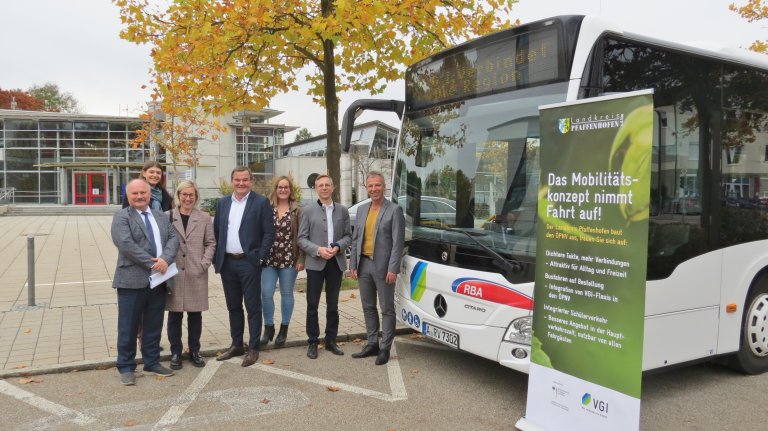 Grossansicht in neuem Fenster: Pressefoto neue Buslinie VGI RBA